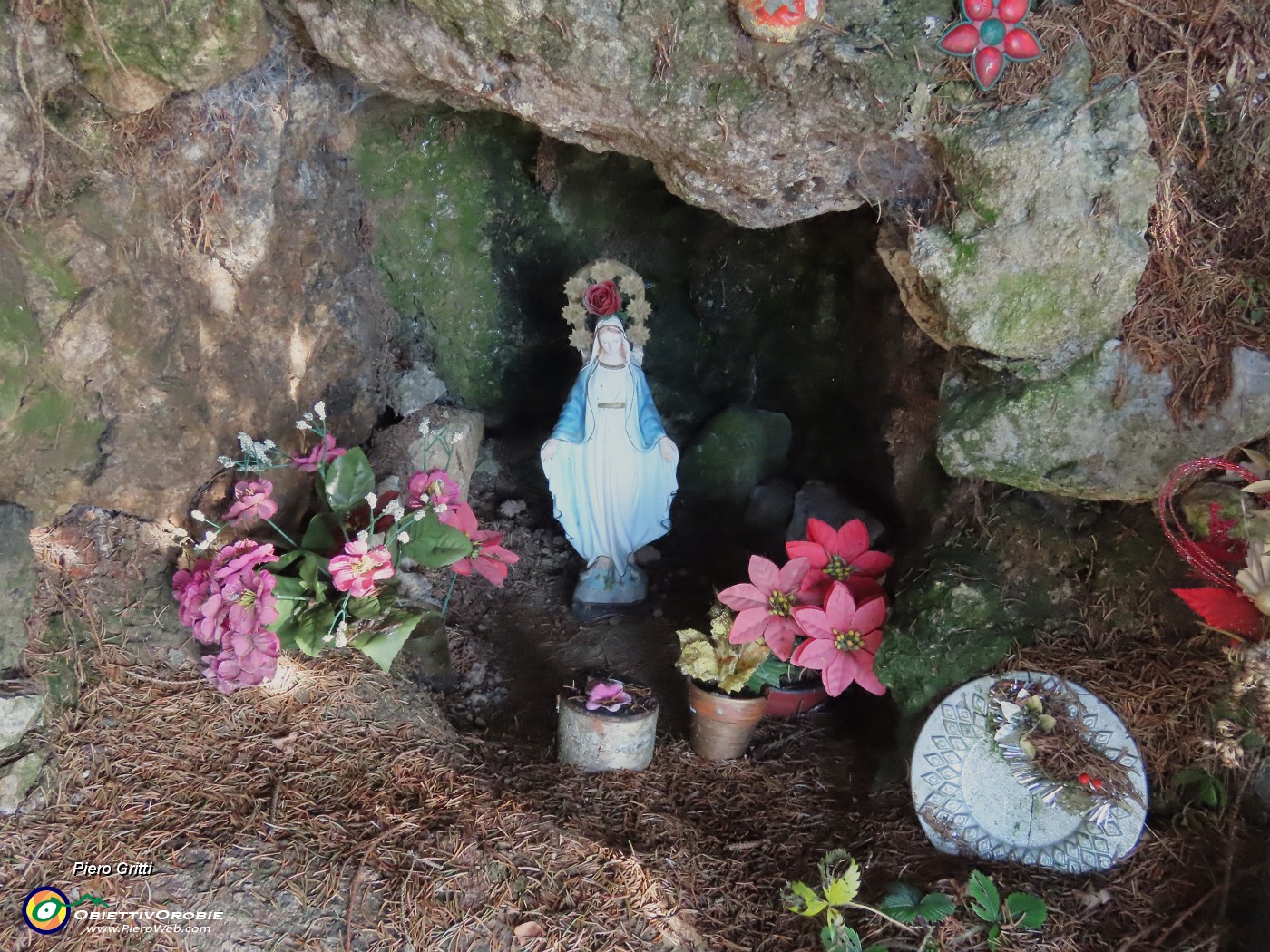 25 Piccola grotta con Madonnina a protezione dei pascoli.JPG